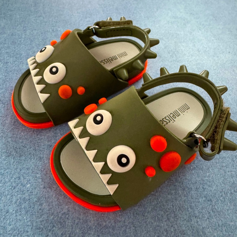 Mini Melissa Dino beach slide 
Size 5